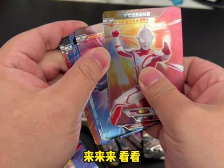 海滩竟然挖到奥特曼卡包?为捡卡包还掉进大沙洞里#奥特曼卡片 #奥特曼玩具 #玩卡达人 #去大自然里开盲盒