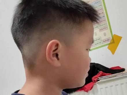 前天给荷兰猪剪指甲不小心剪流血了,人家主人心疼的抱着嚎啕大哭,视频中这会已经是我倒过很多次歉把人家哄差不多好了都,最开始嚎啕大哭时候咱都不敢也不忍心录像,一直给人家道歉。人家主人又给擦碘伏,又给包创可贴,又给拿淀粉止血。真的和咱们人的孩子被别人弄伤了一样的心情,这把人家主人气的。指甲流血都把人家主人心疼这样,可想而知前两天荷兰猪肺炎人家主人得急啥样。我越发庆幸带他荷兰猪去治疗了😂不然万一死了妥妥的记我一辈子。千八百能解决的事儿我犯得着让我儿子记我一辈子🤣(家人们纸巾上是碘伏不是血,真正流血很少很少就那么一两个小点点,就把人家主人哭那样。要是流纸巾上碘伏那么多还得了肯定打120了😂)#豚鼠