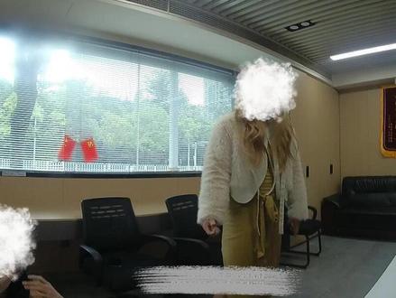 男子男扮女装在斑马线上跳舞,已被吉首警方行政处罚。