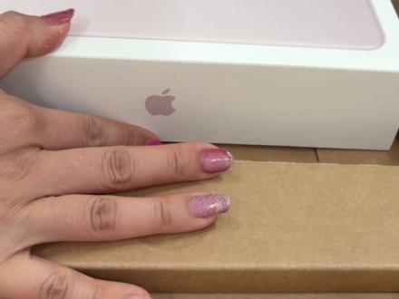 个人感觉:厚厚的不算轻薄啦,桃粉色基础款#Apple #新品 #开箱视频 #MacBookNeo