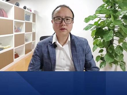 汽油或破9元/L,周末请加满油箱 这几天很多人又开始了“油电之争”。电车车主开心了,你不是说我冬天跑长途不敢开空调吗?现在轮到油车焦虑了:下周一晚上一升汽油可能要涨一块四到一块六,直接破9元/L。