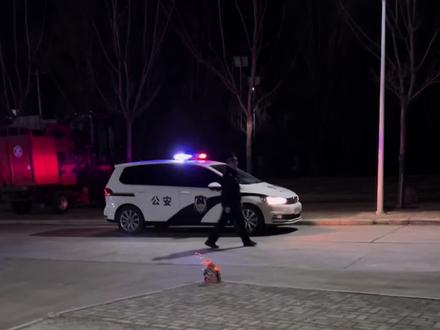 谁懂刚刚把烟花放在地上就从车上下来四个jc叔叔的震撼感,关键是jc叔叔看我们不敢点火还上来亲自点火…#烟花 #山西烟花 #反转 #大年初一