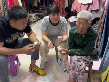 友情提醒吃饭的时候别看 #搞笑视频 #轻松一刻 #财迷小姥姥