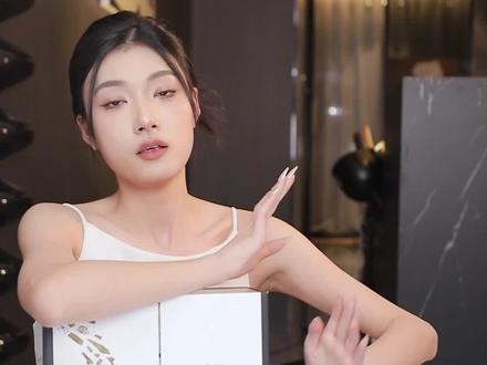 不好意思,姐会自己发年终奖来奖励自己,就这么slay~#开箱 #圣诞 #赫莲娜倒计时礼盒 #赫莲娜黑白绷带