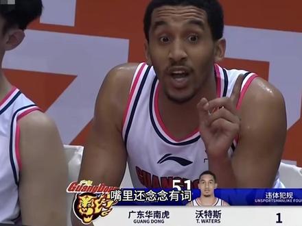 沃特斯无法无天!掌劈高诗岩!下场后振振有词!宏观球迷还选择为他辩护吗?!
#沃特斯 #辽宁男篮 #广东宏远 #高诗岩 #咚指导说