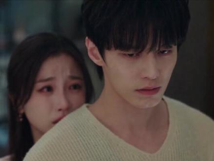 #热播电视剧 暮暮这句“我该怎么办”破碎感绝了,虞书欣!#电梯吻#双轨