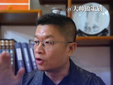 中小型晚会万能落地模板!龙源交椅山六一晚会全维度拆解。 #活动策划 #晚会执行 #活动落地 #文艺活动 #活动策划布置 #活动策划公司 #广东活动策划 #威帅营销策划
一场优质的中小学校园晚会,从来不靠奢华布置和高额投入,核心在于安全合理的场地规划、科学的节目编排、适配的设备调试、精细化的流程控场。校园活动主打务实、童趣、安全,只要把控四大核心板块细节,普通学校也能落地出零失误、氛围感拉满的精品晚会,所有中小校园活动团队均可直接套用。
1. 场地布置:依托校园原有舞台,不铺张浪费,坚守童趣、整洁、安全三大核心。主题配色活泼柔和,规避刺眼灯光色彩;清晰划分候场区、观众席、家长观摩区,动线独立不交叉,兼顾美观与现场安全。
2. 节目编排:节目配比均衡,歌舞、情景剧、集体节目、师生同台穿插搭配,动静交替。严格把控单个节目时长,适配儿童状态,避免疲劳展演,全员参与度高,氛围轻松治愈,贴合六一节日定位。
3. 灯光音响:适配校园场景,不盲目追求专业演艺设备。暖光、彩光烘托节日氛围,追光精准柔和不刺眼;全场声场均匀,主持、节目音质清晰无杂音、无破音,基础设备落地效果拉满。
4. 流程控场:环节衔接紧凑顺畅,串词简洁干练。后台催场、上下场分工明确,多班级、多演员轮番演出无拥堵、无冷场、无延误,全程流程标准化落地,统筹执行力极强。
龙源交椅山学校六一晚会,完美诠释了校园活动的核心逻辑:重细节、轻奢华、重落地、保安全。整场活动没有多余铺张,把每一个环节的细节做到极致。对于中小型校园晚会来说,最好的呈现不是堆砌成本,而是科学规划、精细化执行,这套完整落地模板,值得全国中小学活动团队参考照搬。