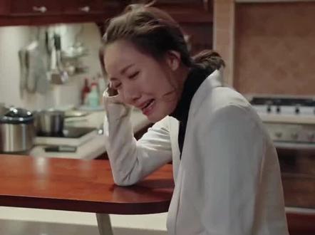 #都挺好 #宅家dou剧场 #上热门抖音小助手 女人的崩溃往往就在一瞬之间,大嫂终于忍受不了自私的大哥了,女人的崩溃只有女人才会懂