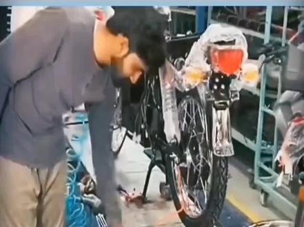 巴铁组装 巴基斯坦,这个被誉为"巴铁兄弟"的国家,其在组装领域的实力是不容忽视的。他们的技术水平和熟练的操作技巧使得他们在装配工艺中展现了出色的能力。#巴铁组装 #电动车组装 #组装解说 #活跃度