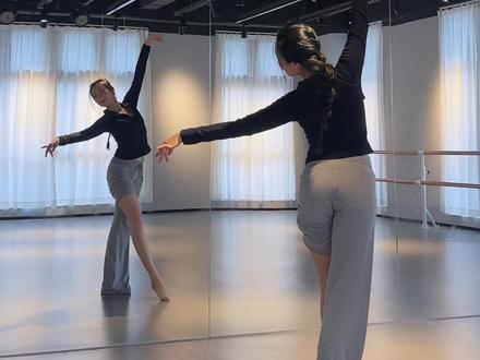 《立春》完整版0.8倍速镜面口令跟练版 ✨《立春》完整版!0.8倍速镜面跟练版
👉0.8倍速buff叠满
👉动作逐帧拆解+口令节奏提示
原创:@王嘉桐🌳
#背面演示 #背面完整版 #慢动作 #口令教学 #成人零基础舞蹈培训