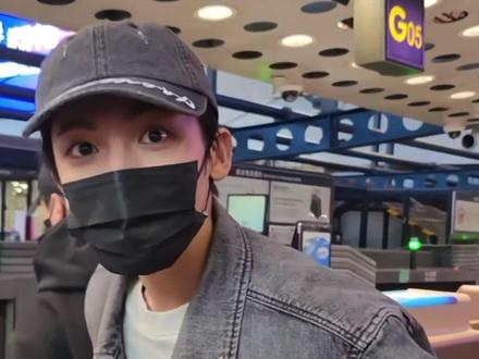 笑死了差点错过飞机,机场狂奔的宝🤣🤣#侯明昊 #路透 #侯明昊大梦归离 视频来自水印