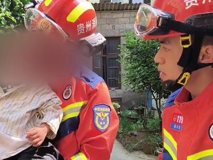 弟弟头卡窗户,10岁小女孩上演“教科书”式报警求助。网友:小孩姐甚至还知道安排人去接消防叔叔……#小孩姐 #蓝朋友