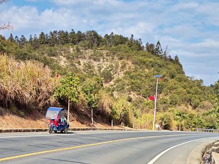 #宣传正能量 #大学生放假后的现状 爷爷的腿脚也不方便,上大坡,恰好遇到我,来援助一手,要不然不知道还要推多久