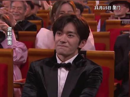 第38届中国电影金鸡奖,易烊千玺成中国首位00后影帝,凭借《小小的我》获最佳男主角。(央视新闻 中国电影报道)