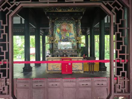 成都旅游攻略青羊宫深度讲解游览解说推荐精华不踩雷避坑指南 首先进入山门就可以看到灵官殿,1875年重建,第一个道门神仙就是道门护法神王灵官。王灵官是北宋人原名王善,是道门五百灵官之首,王灵官司掌雷、火,负责降魔和收瘟摄毒。他的形象通常为赤面金甲红袍,脚踏风火轮,左执金印,右举金鞭,形象威武勇猛。为道门的护法神,相当于佛门的韦陀菩萨,在西游记中,以一人之力就和孙猴子达成平手,足以见得其战力威猛不凡!
两边壁画各有青龙白虎,几乎所有道门道场都有青龙白虎,朱雀和玄武也在宫内,四圣兽的风水布局稳定了青羊宫强大的能量场,这也是每天游客信众不断的原因之一。
转过来我们会看到这个无法忽略的照壁,道法自然,出自老子的道德经,道生一,一生二,二生三,三生万物,人法地,地法天,天法道,道法自然,老子认为做人做事要顺应天地规律,阴阳平衡,自然可以顺风顺水。#成都旅游攻略#青羊宫