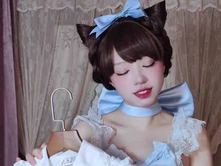 这次的两件,既可以是橱窗里的人偶娃娃,也可以是站在舞台上闪闪发光的小偶像!
梦孚子-昭和doll,白色长款m码,蓝色短款s码
穿着体验:153/46,s码舒适合适,短款更适合小个子姐妹,doll感灵魂是波奈特,白色百搭适合所有人,蓝色是纯粹不带灰度的sax蓝,比较有澄澈纯净的温柔感,白皮可冲!
裙子细节:仿双宫丝面料,蕾丝花边上有细小的闪片,在阳光下会发光,珍珠是质感光泽都不错的仿珍珠,收腰做的很不错,不会桶,但相应的限制了侧拉链的发挥,会有一点卡,老lo通病了。
衬衫的可拆卸袖子可以四季自由切换,还有搭配其他袖型改变穿搭!使用的挺括纯棉料子,让泡泡袖的袖型有型可爱!
整体是性价比很高的一款小裙子!
#我的穿搭日记 #lolita #今天穿什么 #尝试一个新look #每日穿搭