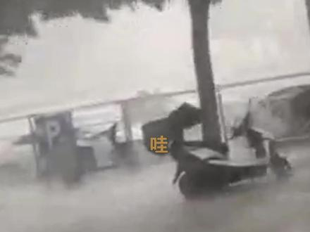 重庆多地出现雷雨天气,局地伴有短时强降水、阵性大风。气象台提醒:密切关注天气,尽量避免户外活动。