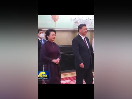 当地时间11月18日晚,习近平和彭丽媛会见泰国国王哇集拉隆功和王后素提达。