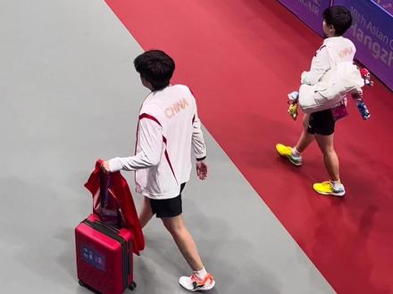 230929莎莎头头中秋节快乐
谢场原声视频
PS:从我面前走过 好帅!#亚运会混双半决赛#莎头 #比赛现场 #杭州亚运会
