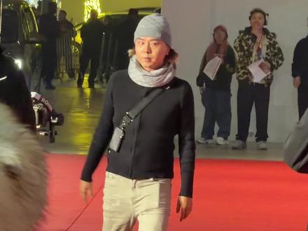 DDG邓典果融合嘻哈盛典走红毯现场,表示在cdc家门口参加盛典应该穿睡衣来的#邓典果ddg #成都集团 #音乐现场 #说唱