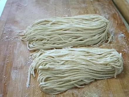 手擀面怎样做好吃😋详细讲解和面,揉面,切面技巧。保证你下到锅里光滑又劲道~#每日美食分享 #手擀面 #面食 #和面 @抖音小助手