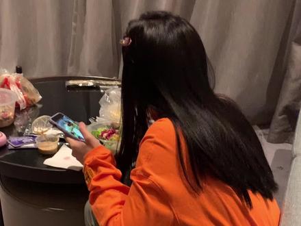 @罗拉rolasfood #@上热门 辣妹吃青菜🥬