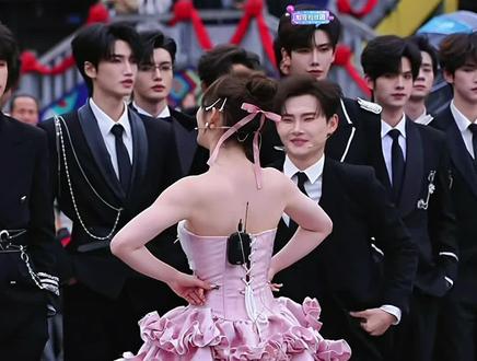 #龙浩天瑶瑶 #龙浩天喊你回酉阳过年 #龙浩天瑶瑶男团梦幻联动 #龙浩天瑶瑶合体跳飒 #001二月直播日记 酉阳直播第五天,瑶瑶带男团银河系001一起直播,七个月第一次跳飒,龙队长笑得嘴巴都咧起来了。😂@龙浩天(生活号) @瑶瑶小撑腰☀️ @AI瑶瑶• 银河系001|团队招优PGY @龙浩天男团·银河系A(团队招优)PGY @龙浩天男团 鲸·渝101(备用号)