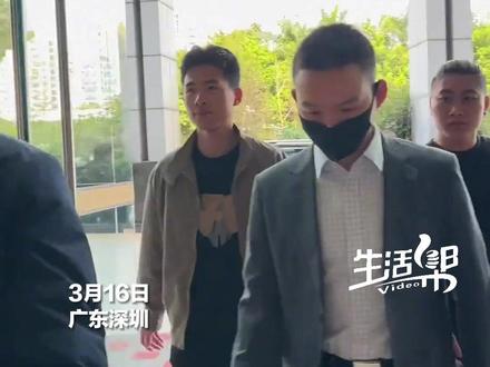 3月16日,广东深圳,谢浩男一家举行团圆宴,两位战友在他身后默默守护。网友:气质一看就与众不同。#谢浩男一家团圆宴 #谢浩男 #谢浩男