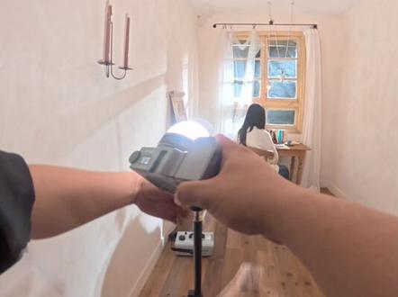 别再乱补光了,教你在家拍出电影感 夜晚室内拍摄,总是拍不出想要的那种干净通透感?其实核心秘诀在于“手搓月光”!🌝 这期手绘+实景演示,把双灯布光公式掰开揉碎讲给你听: 1️⃣ 主灯(窗外向内): 模拟月光,提供大环境光和通透感。(参数:100W/亮度100%/色温5500K) 2️⃣ 副灯(室内补光): 拒绝死黑的关键!千万别直打,镜头朝上利用天花板做漫反射,光线瞬间变柔和!☁️(参数:40W/亮度30-40%/色温5500K) 学会这套组合拳,在家也能拍出绝美氛围感。赶紧点赞收藏,下次拍摄直接抄作业!📷👇 有什么布光疑问,来评论区问我!
#摄影教学 #摄影灯光教程 #金贝补光灯 #金贝JL100BI #人像摄影