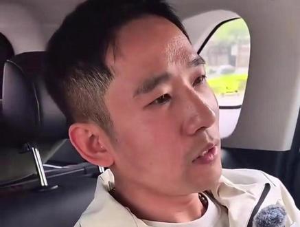 林德东活在世间没有户口,就没有立足之地。为了生存从来都是四处碰壁,无法入职正经单位,只能靠零散苦力勉强糊口。为了生存,他冒着生命危险干煤矿,拼尽全力干活,却连辛苦钱都拿不到,人间的苦,他几乎尝了个遍,无依无靠,无名无分,颠沛流离。没有靠山,没有退路,全靠自己一股倔强的信念想找到自己的亲人,咬牙撑到现在。#林德东 #寻亲 #宝贝回家 #情感 #天下无拐 @抖音小助手