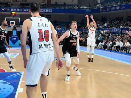 球场即江湖,徐中锋的招式必自成一派。#徐杰#CBA #广东男篮
