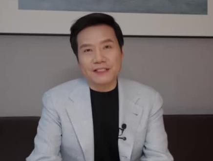 # 在2026年3月19日的小米新一代SU7发布会上,雷军邀请了众多汽车行业及科技领域的嘉宾到场,主要包括:
比亚迪集团董事长兼总裁王传福
北汽集团董事长张建勇
阿维塔董事长王辉
小鹏汽车董事长、CEO何小鹏
理想汽车CEO李想
凡客诚品CEO陈年
宇树科技创始人王兴兴