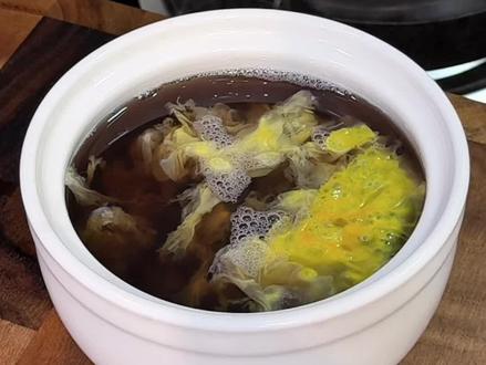 老祖宗传下来的智慧真的绝!这碗升级版黑豆朱雀汤,熬夜上火、心烦睡不着的时候喝一碗,整个人都舒服了,每天睡得踏实,元气也跟着回来了~
#黑豆朱雀汤 #食疗养生 #助眠小妙招 #鸡蛋茶