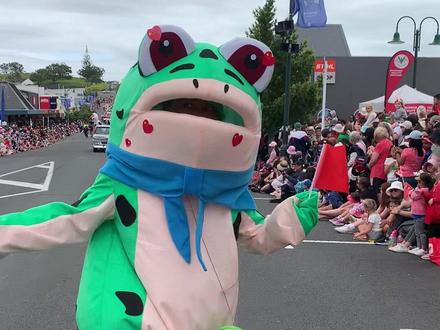 云南打跳遇上新西兰圣诞游行简直太上头了,根本停不下来啊!#浅跳一下 #丝滑小连招 #抖音潮流舞蹈地图 #圣诞的100种打开方式 #民族舞蹈舞出民族特色 @楼兰🖤 摄影妹妹辛苦了