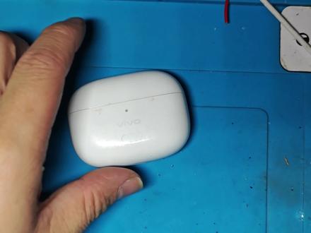 vivoTWS2耳机右耳无法连接,经检测电池问题,更换后恢复正常连接#vivotws2 #vivotws真无线蓝牙耳机 #耳机维修 #电子爱好者 #维修分享