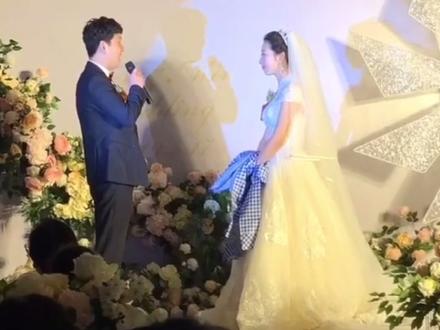 #创作灵感 结婚送围裙 至今觉得最实在的新郎🤵♂️#婚礼现场 #愿每个女孩都能嫁给爱情