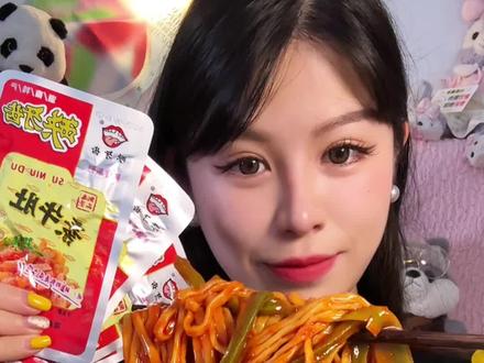 双倍辣贡菜火鸡面我嗦嗦嗦 火鸡面哥贡菜还挺配的嘿嘿嘿#美食趣胃计划#火鸡面#缺牙齿