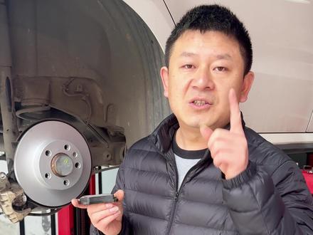 刹车片到底多久换?自己看看厚度,再也不被修理厂坑! #汽车保养与维修 #刹车片 #刹车片更换 #用车知识 #王哥叨车
