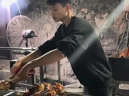 “他只是抓住了机遇 再加上付出常人难以想象的努力 最终在烤鸡生意蒸蒸日上”#餐饮创业 #潮汕人 #拼搏 #奋斗