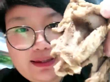今天牛姐给大家吃个霸王鞭!哎呀!也太那个了。#抖音团购推荐 #牛肉火锅 #这家店回头客超多 #爆满 #回头率爆棚 #食材新鲜才是硬道理