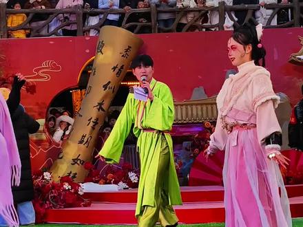 万岁山npc王漂亮掌柜和游客斗舞,美女只想ca边😂#万岁山沉浸式互动体验封神 #万岁山老嫂子 #万岁山斗舞还是太有节目了 #万岁山武侠城的神仙体验