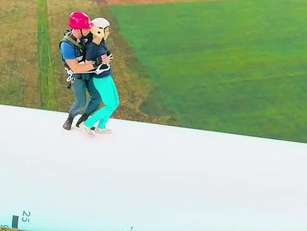 高压电线杆突然倒塌,钓鱼佬被困在池塘不敢动弹! #我的观影报告 #萤火计划 #宅家dou剧场 #神奇的闲鱼 #闲鱼省钱神券