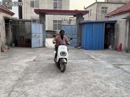 老王抹媳妇一脸锅底灰,媳妇不知道去拿快递,结果尴尬的跑回家 #原创搞笑 #夫妻日常搞笑 #夫妻日常 #一定要看到最后 #整蛊