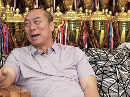 Ramda专访第三期《以武育人 大爱无声》下集 本期专访栏目,我们走进著名的恩波格斗俱乐部,与创始人恩波先生面对面,聆听他与俱乐部背后的动人故事。踏入恩波格斗俱乐部,一面荣誉墙映入眼帘,琳琅满目的奖杯、奖牌熠熠生辉,从国内格斗赛事的最高领奖台,到国际综合格斗大赛的巅峰时刻,俱乐部选手们一路过关斩将,斩获的荣誉数不胜数。这些闪耀的奖杯,不仅是选手们实力的见证,更是恩波先生多年心血与坚持的凝聚。访谈中,恩波先生缓缓道来创立俱乐部的初心。多年前,他目睹贫困地区孩子们生活的艰难,毅然决定通过格斗训练,为孩子们打开一扇改变命运的窗。自此,恩波格斗俱乐部不仅成为专业的格斗训练基地,更成为众多孩子温暖的家。在这里,曾有孩子因生活困境自卑怯懦,在恩波先生的悉心教导与团队的关怀下,通过日复一日艰苦训练,重塑自信、锤炼意志,最终在赛场上绽放光芒,实现人生逆袭。一路走来,恩波先生经历过训练资源短缺的困境、外界质疑的压力,但他始终坚守初心。如今63岁的他,依然活跃在一线,用自己的经验与热忱,为年轻选手指引方向。恩波与恩波格斗的故事,是热爱与坚守的赞歌,更是关于大爱的传奇。想了解更多精彩内容,敬请关注本期专访。@抖音创作小助手 @恩波格斗俱乐部 #恩波格斗 #苏木达尔基 #益扎 #茸主 #Ramda专访