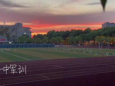 宜兴一中纪律严明的学生军训。