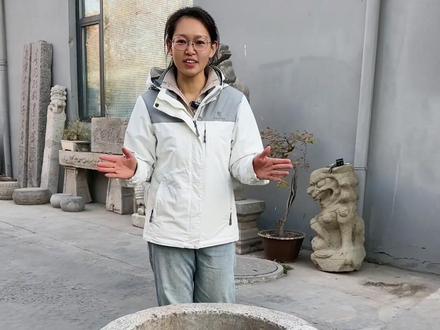 井口尺寸硕大,直径78,高60,井口上沿浮雕一圈祥云纹,腹部四面披巾,以梅、竹、荷、菊为装饰,装饰庭院非常别致。#庭院摆件 #庭院石 #石雕摆件 #庭院 #庭院装饰