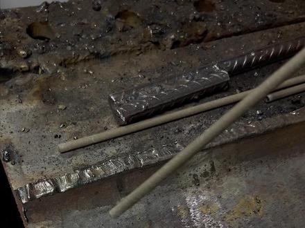 刚学电焊总粘焊条?起弧手法不对全白搭!掌握正确起弧方式+小细节,告别频繁粘条、打火失败。零基础也能快速入门电焊。#手把焊 #电焊 #粘条 #起弧 #焊工培训