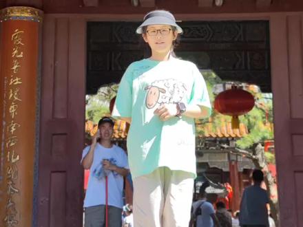 在泰山的玉皇顶上,有一个《碧霞祠》也就是俗称的泰山奶奶庙,据说是最显灵的一座庙,历代很多皇帝和名人都来拜访过祠庙。一进门的位置摆放着青龙、白虎、朱雀、玄武四大神兽的雕像,这孙女又当上了解说员。解说完后,专门给她最喜欢的神兽朱雀磕了三个头。