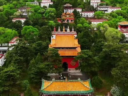 第295集|走遍大地神州,最美多彩河北|承德小布达拉宫|承德小布达拉宫是清代乾隆皇帝为庆祝其六十寿辰及母亲崇庆皇太后八十寿辰,于乾隆三十二年至三十六年(1767-1771年)仿照西藏布达拉宫建造的藏传佛教寺庙。其名“普陀宗乘”为藏语“布达拉”的汉译,意为“观音圣地”,故俗称“小布达拉宫”。作为承德外八庙中规模最大的一座,寺庙占地22万平方米,依山势而建,主体建筑大红台高43米,中央的万法归一殿覆以鎏金铜瓦,耗金万余两,彰显皇家气派。寺庙融合汉藏建筑艺术,既有藏式白台、红台的恢弘布局,又融入汉族传统琉璃牌坊等元素,是清代民族团结与宗教融合的象征。1994年随避暑山庄及周围寺庙共同列入世界文化遗产名录。