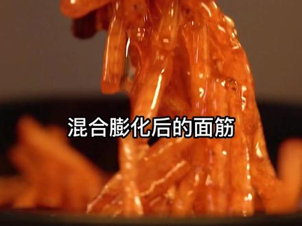 辣条那么辣是加了辣椒J?辣椒辣是因为辣椒好,用至少三种辣椒榨制红油还加入印度椒,贼辣!#寻味中国 #美食原产地